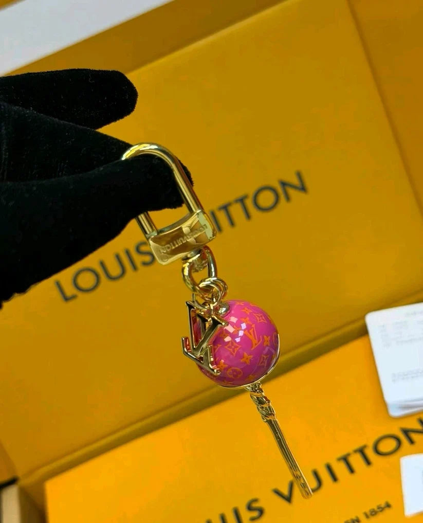 Lollipop-Schlüsselanhänger mit Monogramm-Details – Originalansicht 2