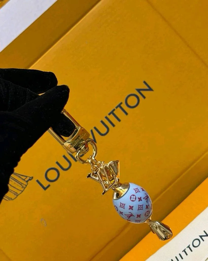 Lollipop-Schlüsselanhänger mit Monogramm-Details – Originalansicht 3