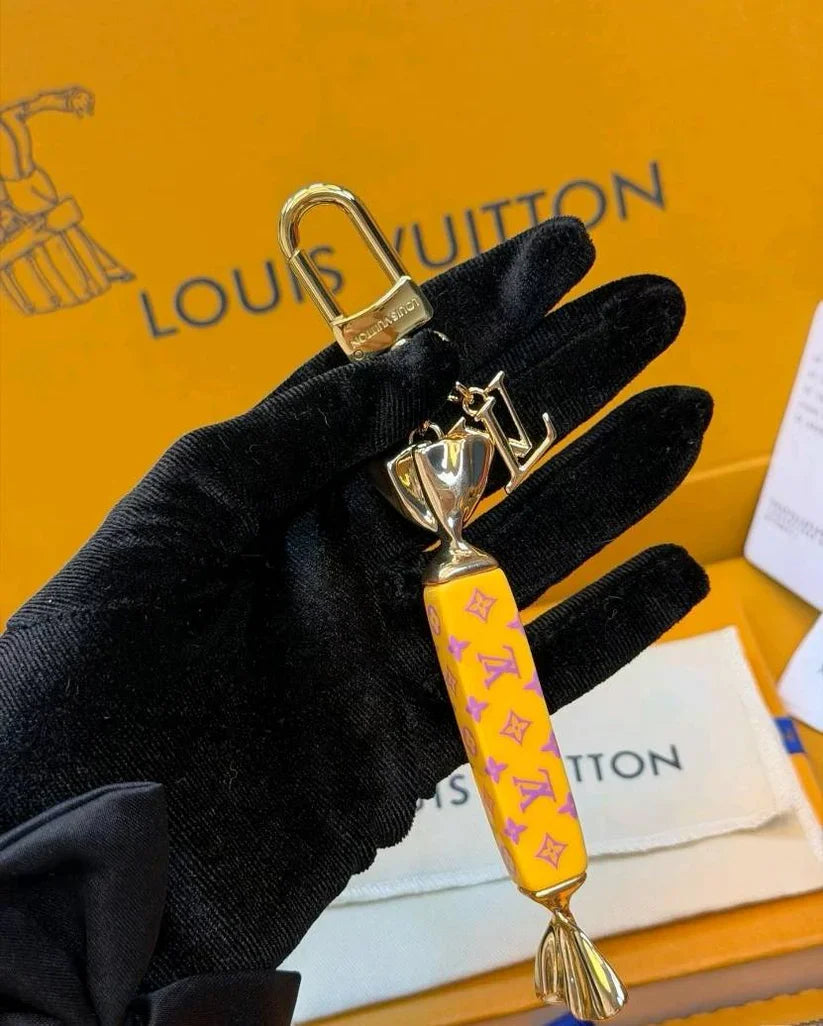Lollipop-Schlüsselanhänger mit Monogramm-Details – Originalansicht 4