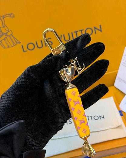 Lollipop-Schlüsselanhänger mit Monogramm-Details – Originalansicht 4