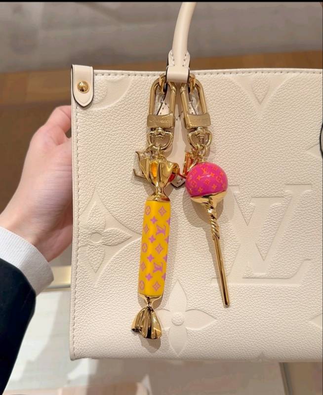 Lollipop-Schlüsselanhänger mit Monogramm-Details – Originalansicht 5