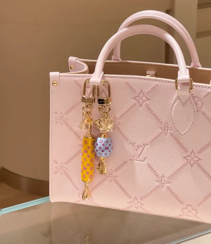 Lollipop-Schlüsselanhänger mit Monogramm-Details – Originalansicht 6