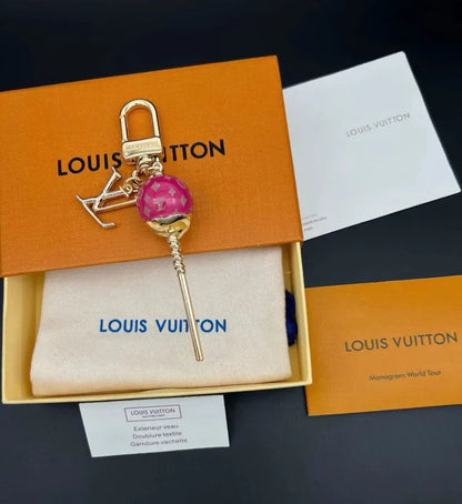 Lollipop-Schlüsselanhänger mit Monogramm-Details – Originalansicht 7