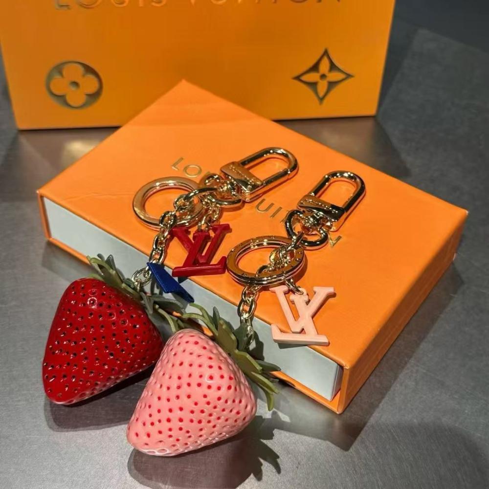 Lollipop-Schlüsselanhänger mit Monogramm-Details – Originalansicht 8