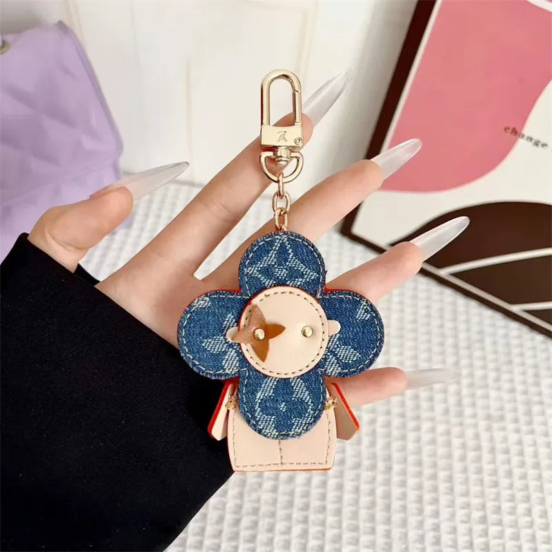 Blumenförmiger Taschenanhänger mit Drehdetail – Originalansicht 2