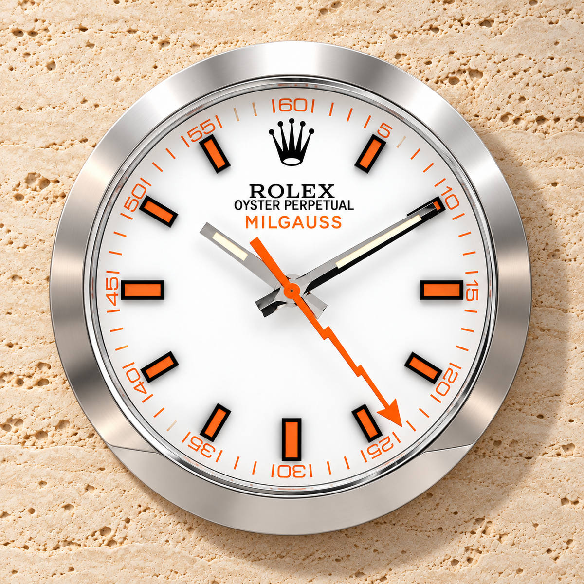 Milgauss Wanduhr – Silber & Weiß – Vorderansicht an heller Travertinwand