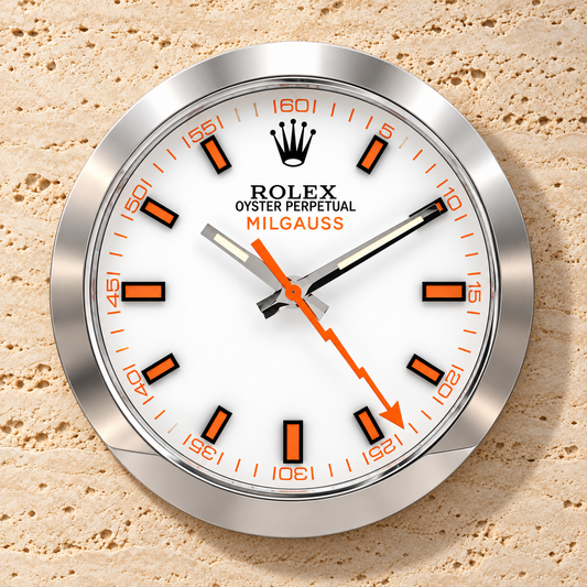 Milgauss Wanduhr – Silber & Weiß – Vorderansicht an heller Travertinwand