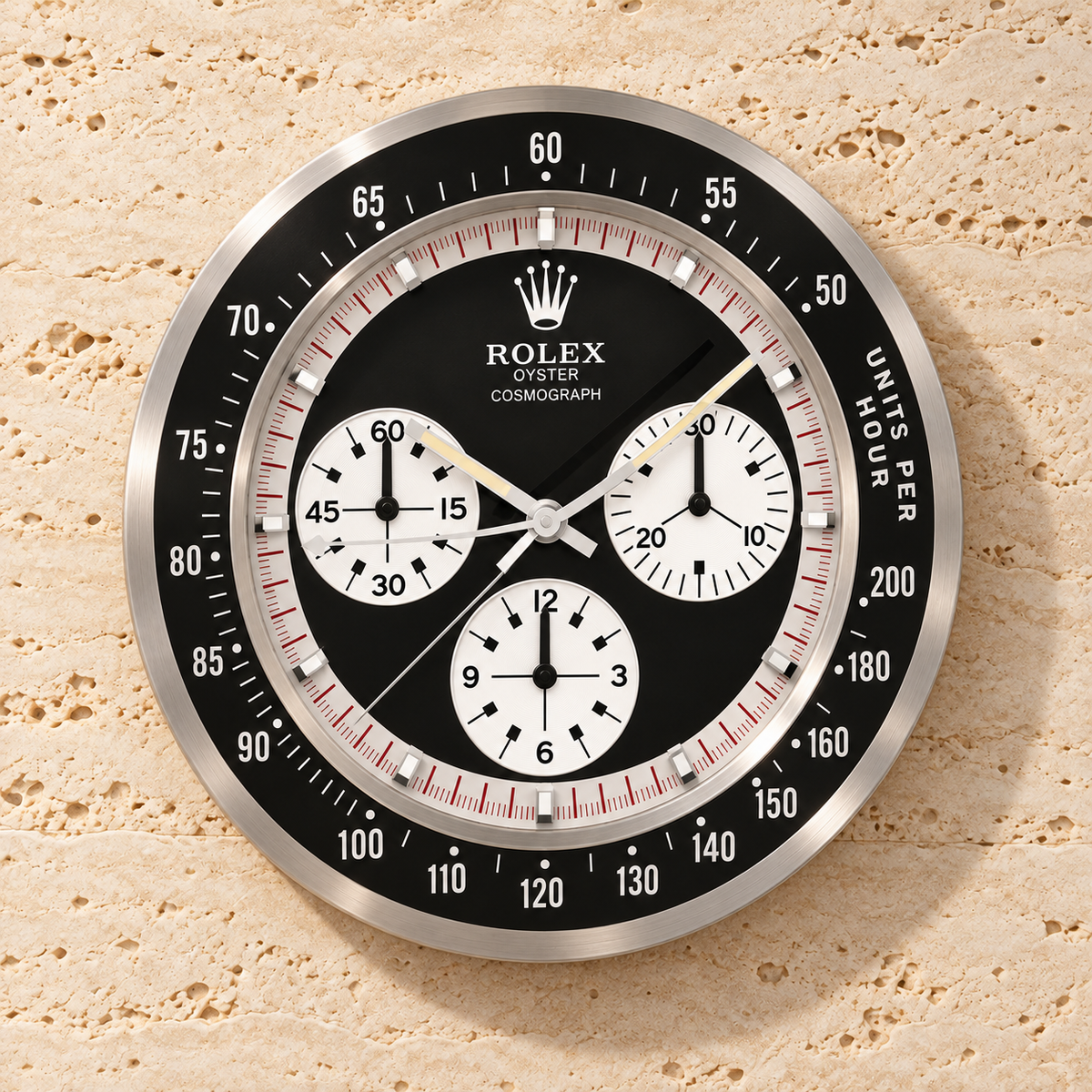 Daytona Paul Newman Wanduhr – Weißes Logo – Vorderansicht an heller Travertinwand
