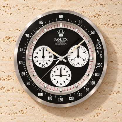 Daytona Paul Newman Wanduhr – Weißes Logo – Vorderansicht an heller Travertinwand
