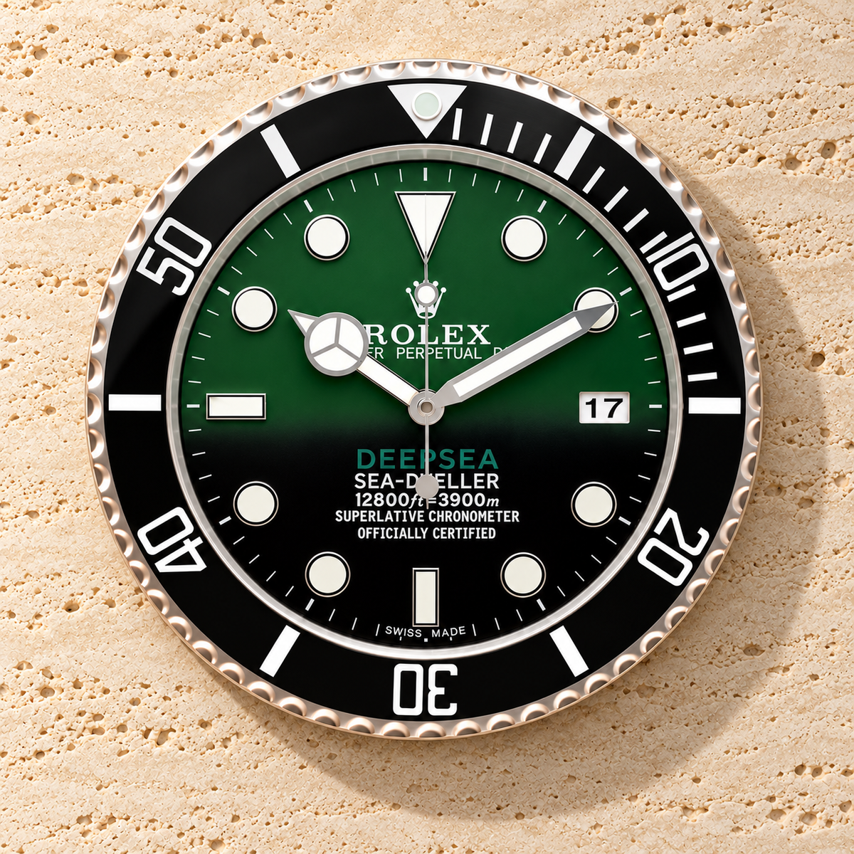 Deepsea Sea-Dweller Wanduhr – Grün & Schwarz – Vorderansicht an heller Travertinwand