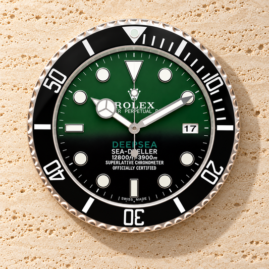 Deepsea Sea-Dweller Wanduhr – Grün & Schwarz – Vorderansicht an heller Travertinwand