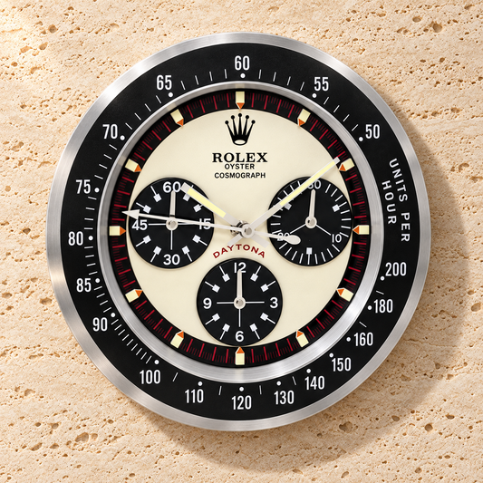 Daytona Paul Newman Wanduhr – Schwarzes Logo – Vorderansicht an heller Travertinwand
