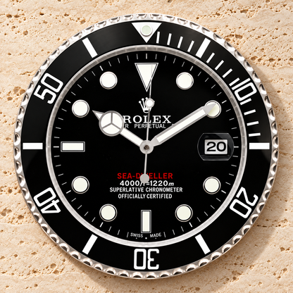 Deepsea Wanduhr – Schwarz – Vorderansicht an heller Travertinwand