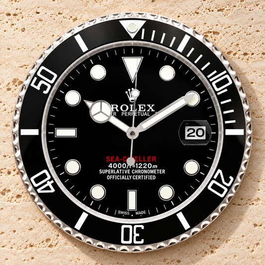 Deepsea Wanduhr – Schwarz – Vorderansicht an heller Travertinwand