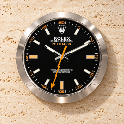 Milgauss Wanduhr – Silber & Schwarz – Vorderansicht an heller Travertinwand