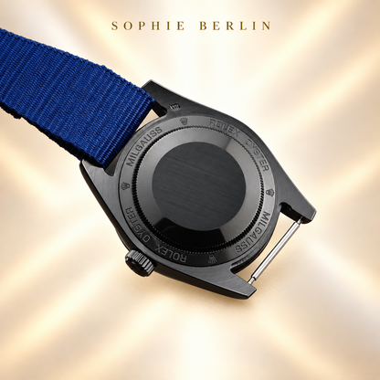 Volta Sportuhr – Dunkelblau mit Textilband | 40 mm – Rückansicht mit Gehäuseboden und Banddetails