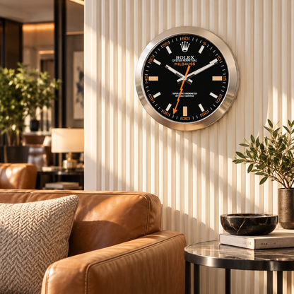 Milgauss Wanduhr – Silber & Schwarz – Wanduhr in luxuriösem Raum