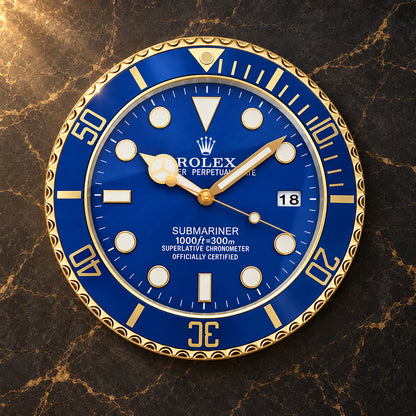 Submariner Wanduhr Blau & Gold – vollständige Vorderansicht vor dunklem Marmor