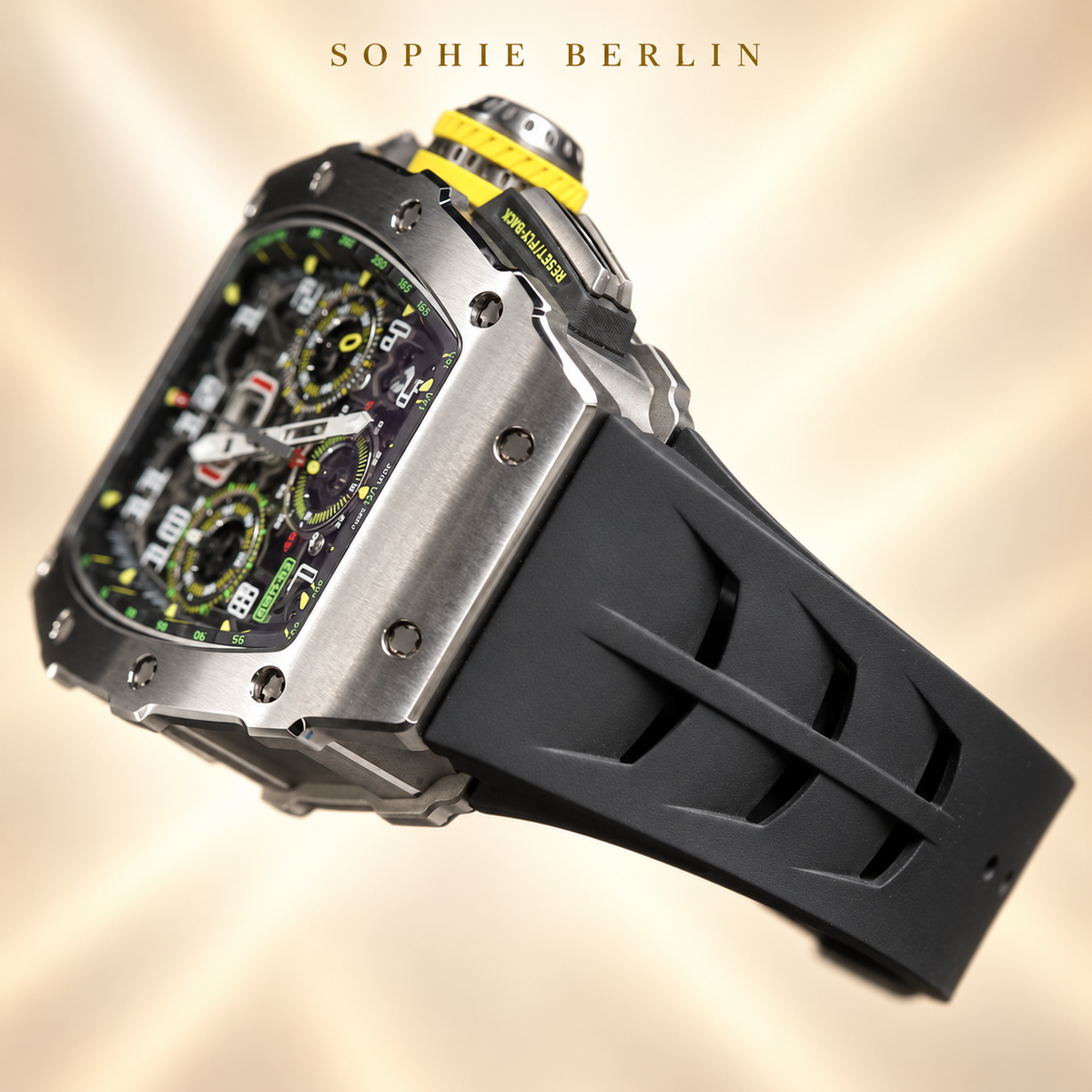 Veloce Sportuhr – Schrägansicht mit Gehäuseseite und schwarzem Armband – Sophie Berlin