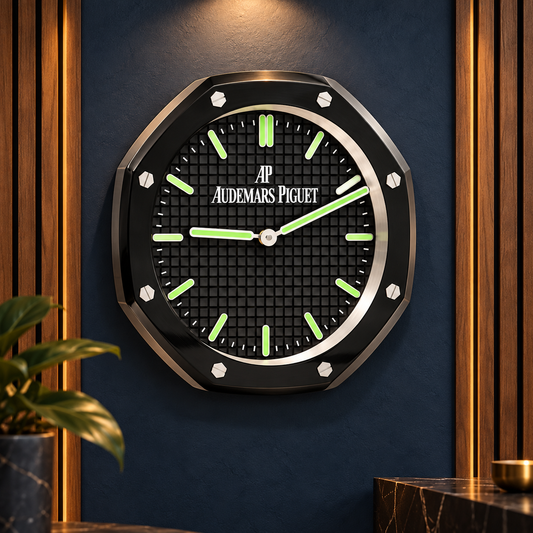Wanduhr an einer luxuriösen Wand
