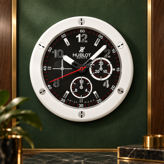 Wanduhr an einer luxuriösen Wand