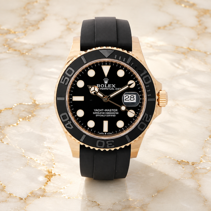 Yacht-Master 42 Gold Black Oysterflex – luxuriöse Produktaufnahme
